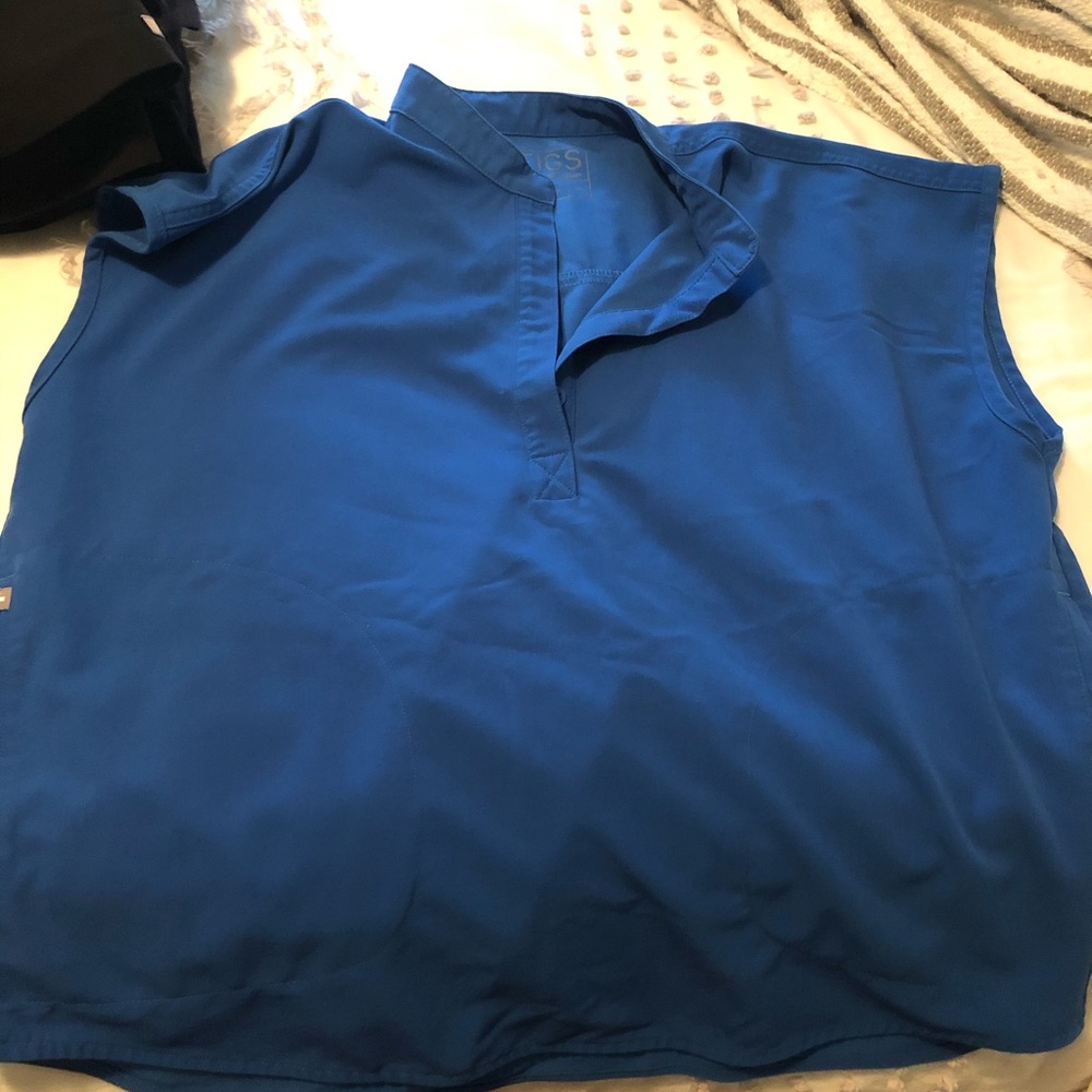 Figs scrub top